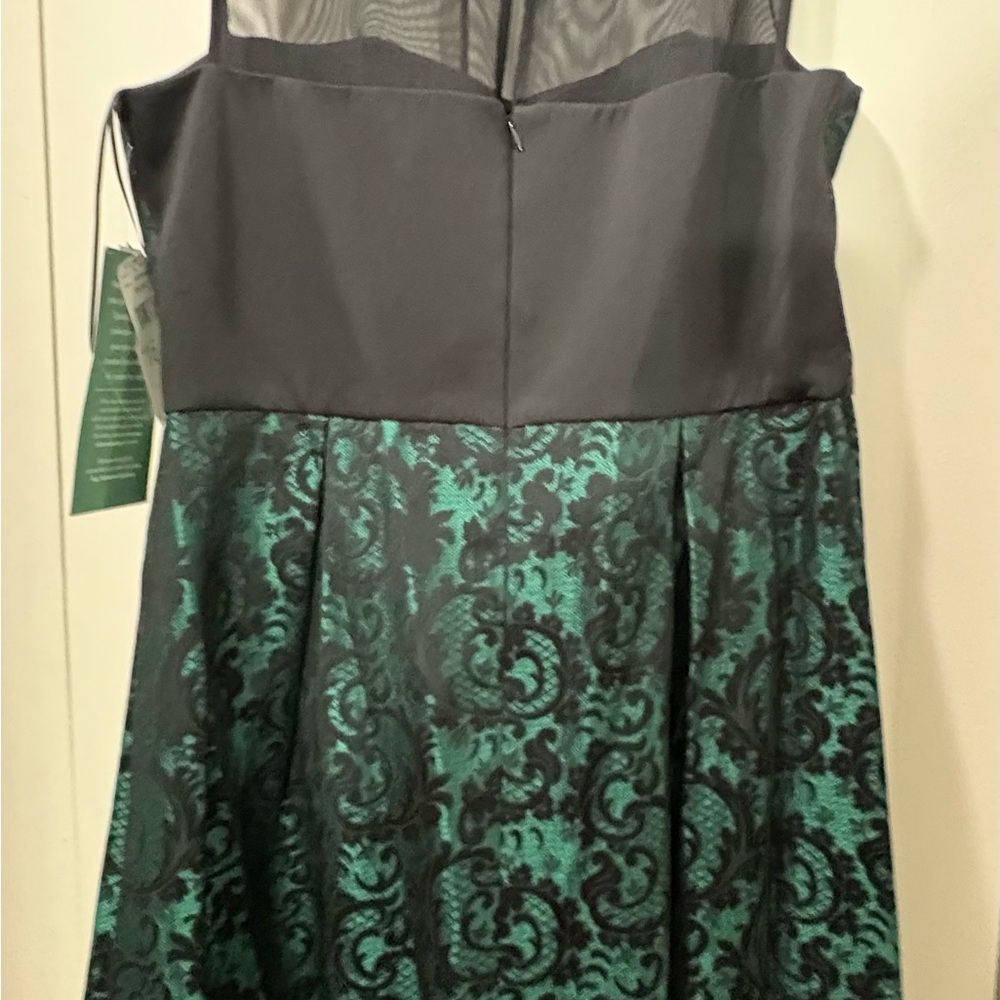 Elegant Black and Green Dress​ - Picture 3 of 6